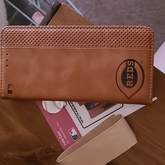 CINCINNATI REDS MLB IPHONE 8 PLUS, 7 PLUS FOLIO CASE - Picture 2 of 8